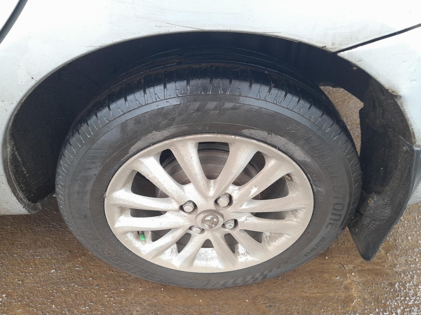 2012 Toyota Etios V, Petrol, Manual, 1,16,248 km, tyre
