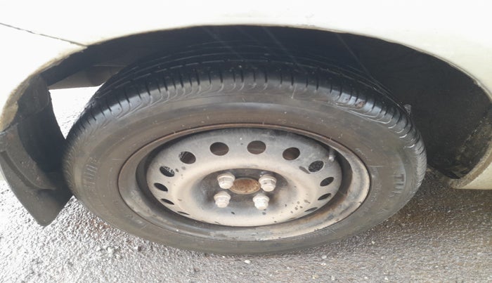2012 Toyota Etios V, Petrol, Manual, 1,16,248 km, tyre