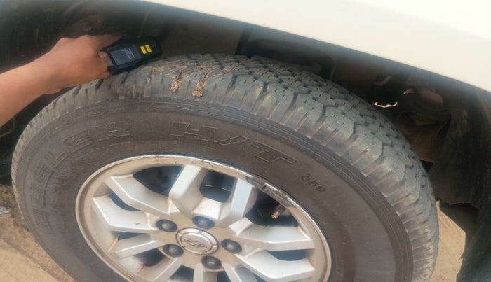 2016 Mahindra TUV300 T8 AMT, Diesel, Automatic, 1,54,069 km, tyre