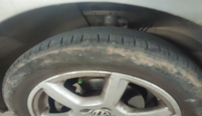 2013 Volkswagen Vento HIGHLINE 1.6 MPI, Petrol, Manual, 76,508 km, tyre