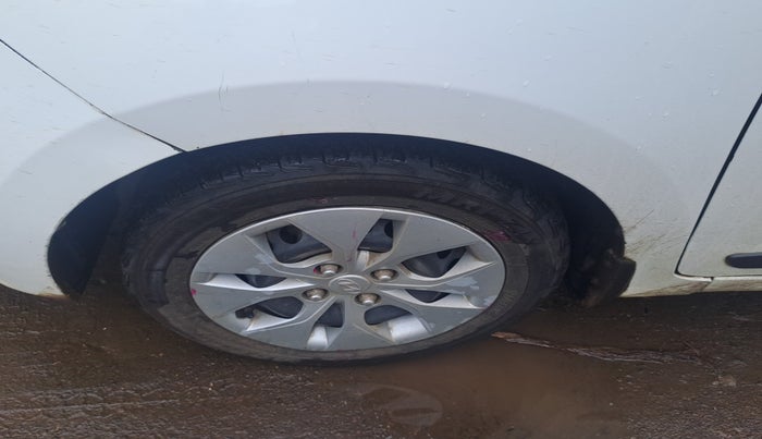 2014 Hyundai Xcent S 1.2, Petrol, Manual, 1,12,976 km, tyre