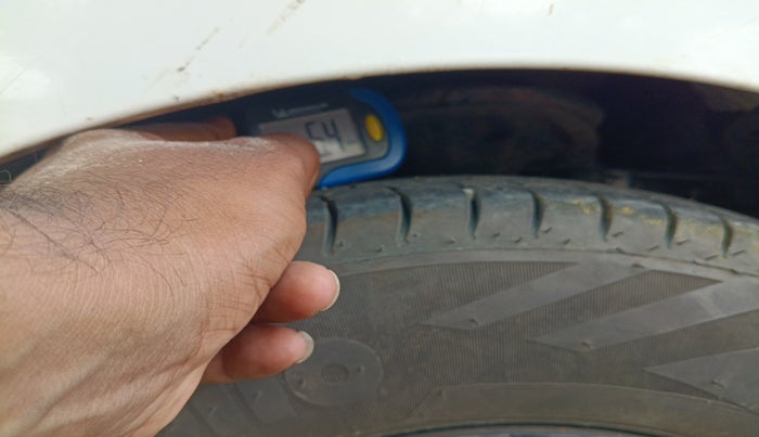2017 Hyundai Eon ERA +, Petrol, Manual, 1,25,811 km, tyre