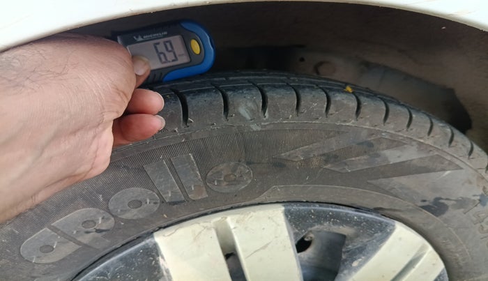 2017 Hyundai Eon ERA +, Petrol, Manual, 1,25,811 km, tyre