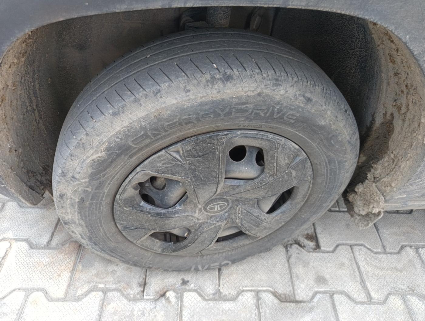 2024 Tata PUNCH ADVENTURE RHYTHM CNG MT, Petrol, Manual, 44,375 km, tyre