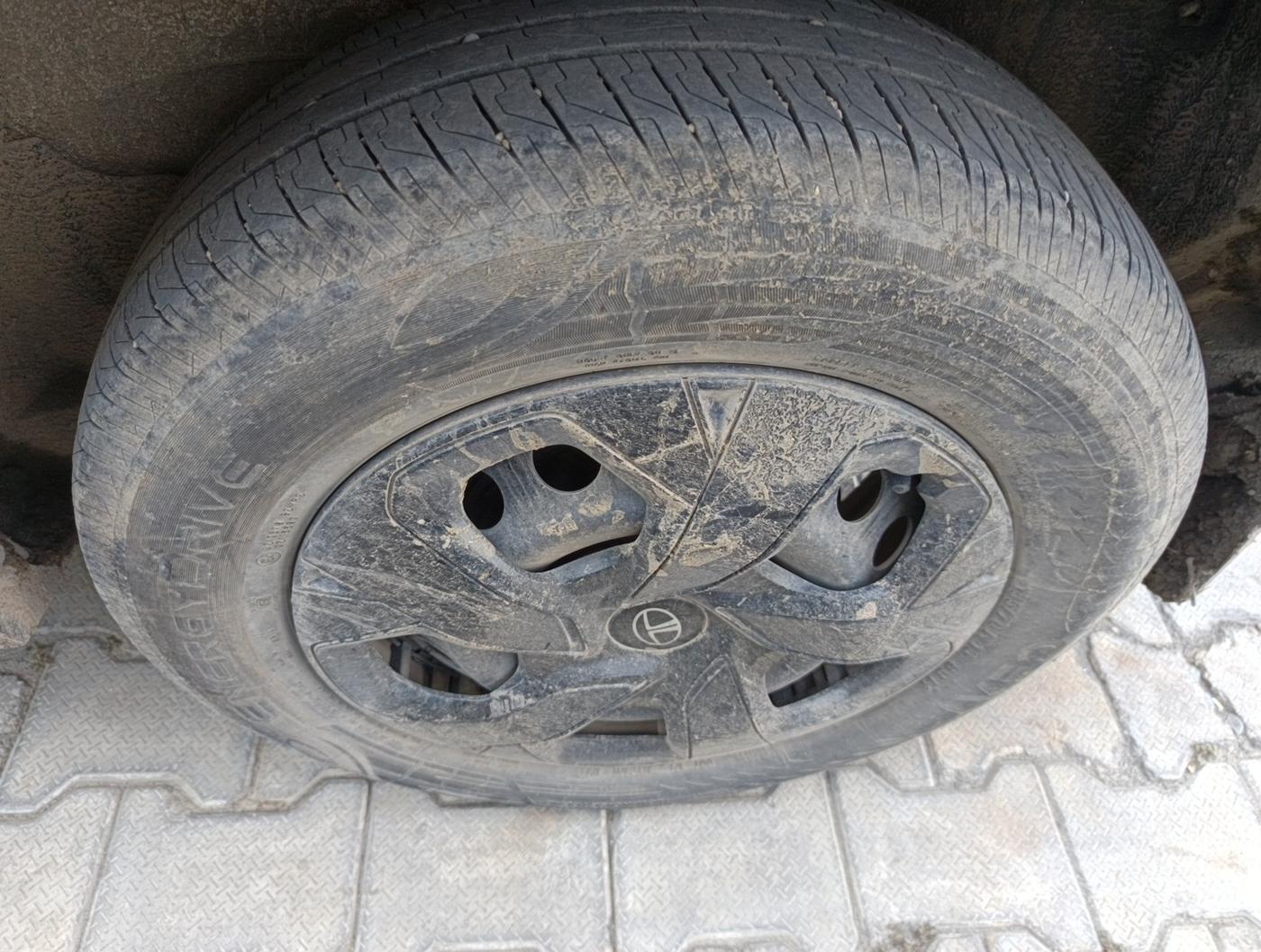 2024 Tata PUNCH ADVENTURE RHYTHM CNG MT, Petrol, Manual, 44,375 km, tyre