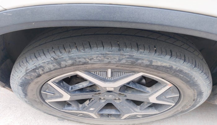 2024 Tata Safari ACCOMPLISHED PLUS DUAL TONE AT, Diesel, Automatic, 30,281 km, tyre