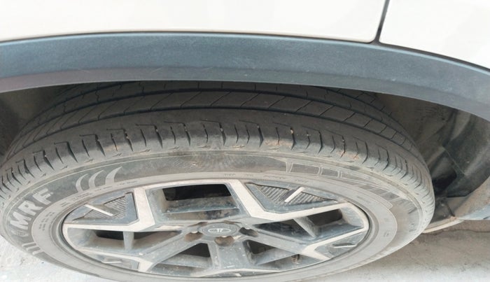 2024 Tata Safari ACCOMPLISHED PLUS DUAL TONE AT, Diesel, Automatic, 30,281 km, tyre