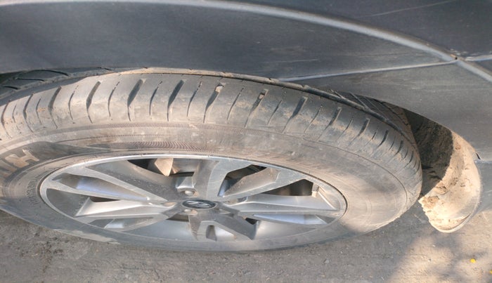 2014 Hyundai Santa Fe 2 WD AT, Diesel, Automatic, 1,35,728 km, tyre