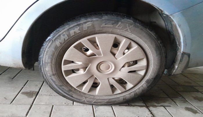 2015 Maruti Swift Dzire LXI, Petrol, Manual, 1,20,446 km, tyre