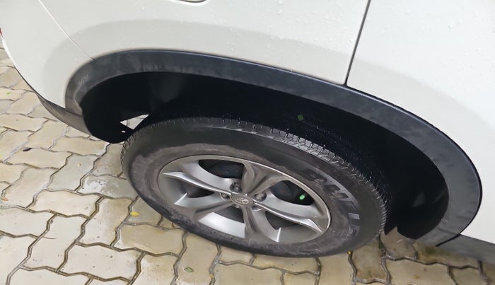 2020 Tata Harrier XZA 2.0L, Diesel, Automatic, 1,20,463 km, tyre