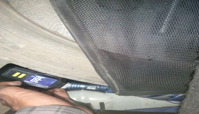 2019 Mahindra XUV300 W8 (O) 1.5 DIESEL, Diesel, Manual, 1,52,000 km, tyre