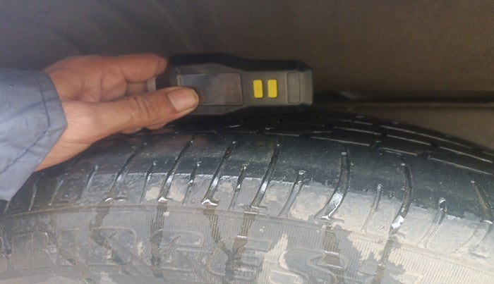 2017 Toyota Innova Crysta 2.7 GX 8 STR, Petrol, Manual, 65,920 km, tyre