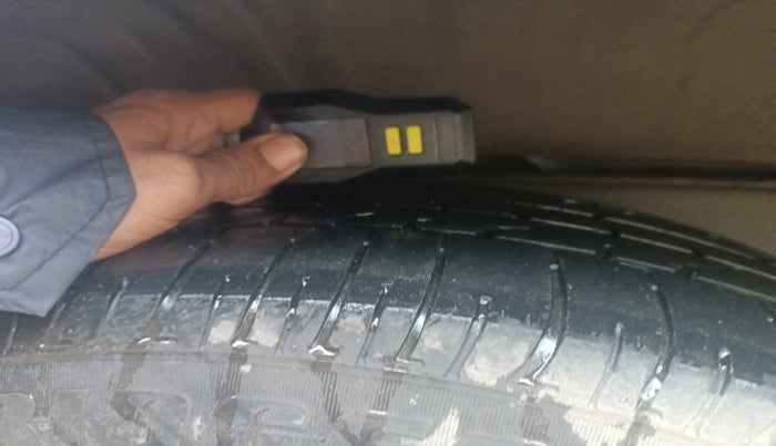 2017 Toyota Innova Crysta 2.7 GX 8 STR, Petrol, Manual, 65,920 km, tyre