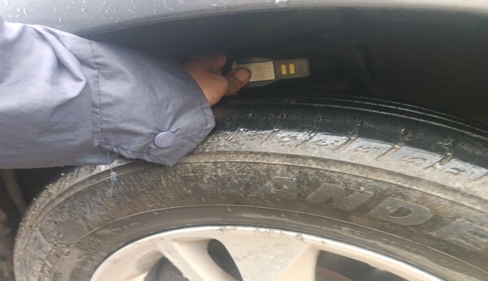 2017 Toyota Innova Crysta 2.7 GX 8 STR, Petrol, Manual, 65,920 km, tyre