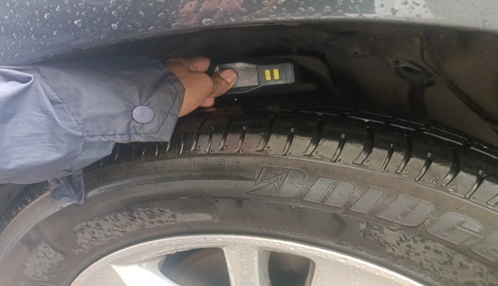 2017 Toyota Innova Crysta 2.7 GX 8 STR, Petrol, Manual, 65,920 km, tyre