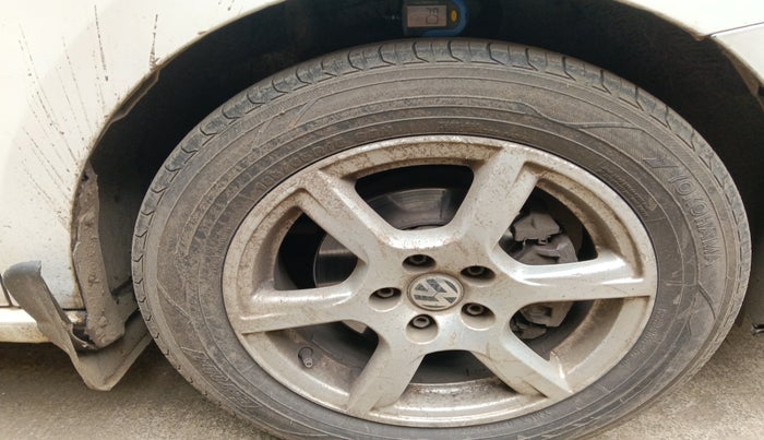 2013 Volkswagen Vento HIGHLINE DIESEL 1.6, Diesel, Manual, 1,98,864 km, tyre