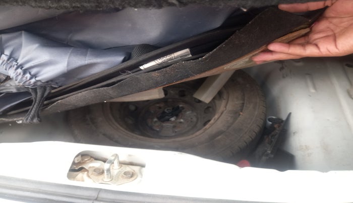 2017 Hyundai Eon ERA +, Petrol, Manual, 47,370 km, tyre