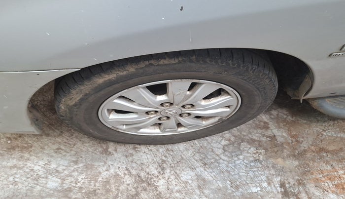 2011 Toyota Innova V 2.5 7 STR, Diesel, Manual, 1,36,959 km, tyre
