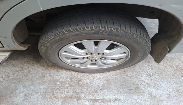 2011 Toyota Innova V 2.5 7 STR, Diesel, Manual, 1,36,959 km, tyre