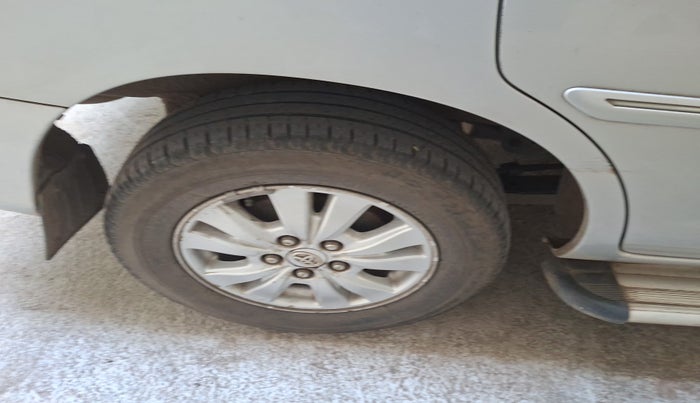 2011 Toyota Innova V 2.5 7 STR, Diesel, Manual, 1,36,959 km, tyre