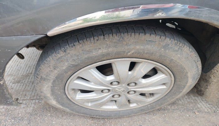 2011 Toyota Innova V 2.5 8 STR, Diesel, Manual, 1,61,722 km, tyre