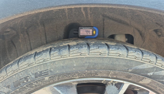 2021 Mahindra XUV300 W8 (O) 1.2 PETROL AMT, Petrol, Automatic, 1,08,078 km, tyre