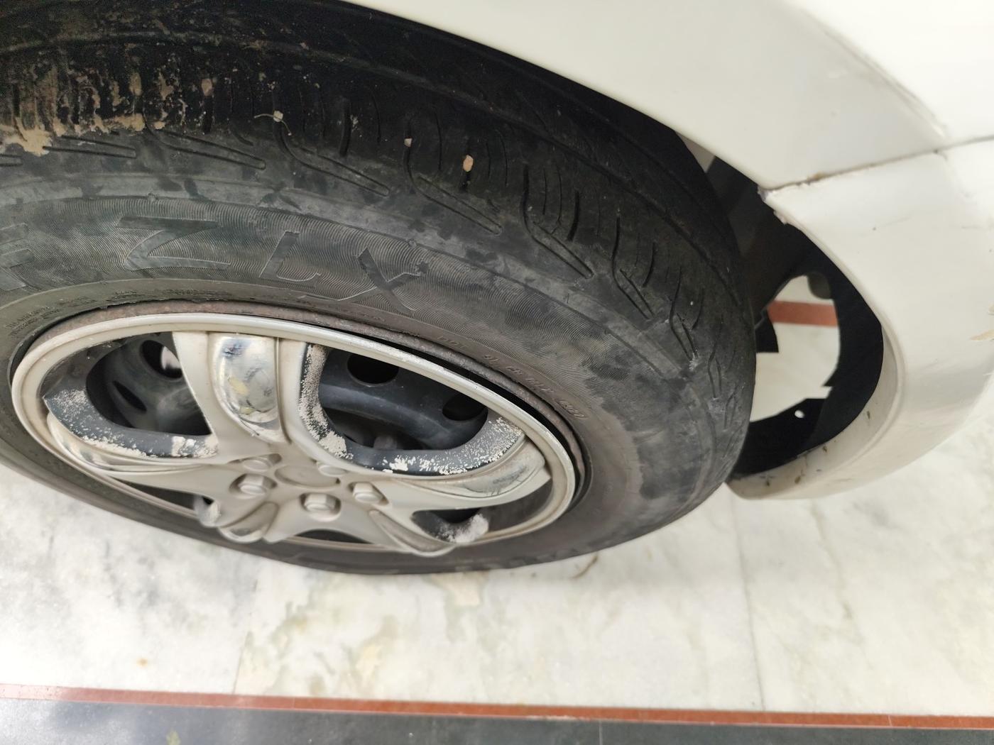 2011 Maruti Swift Dzire VDI, Diesel, Manual, 1,75,000 km, tyre