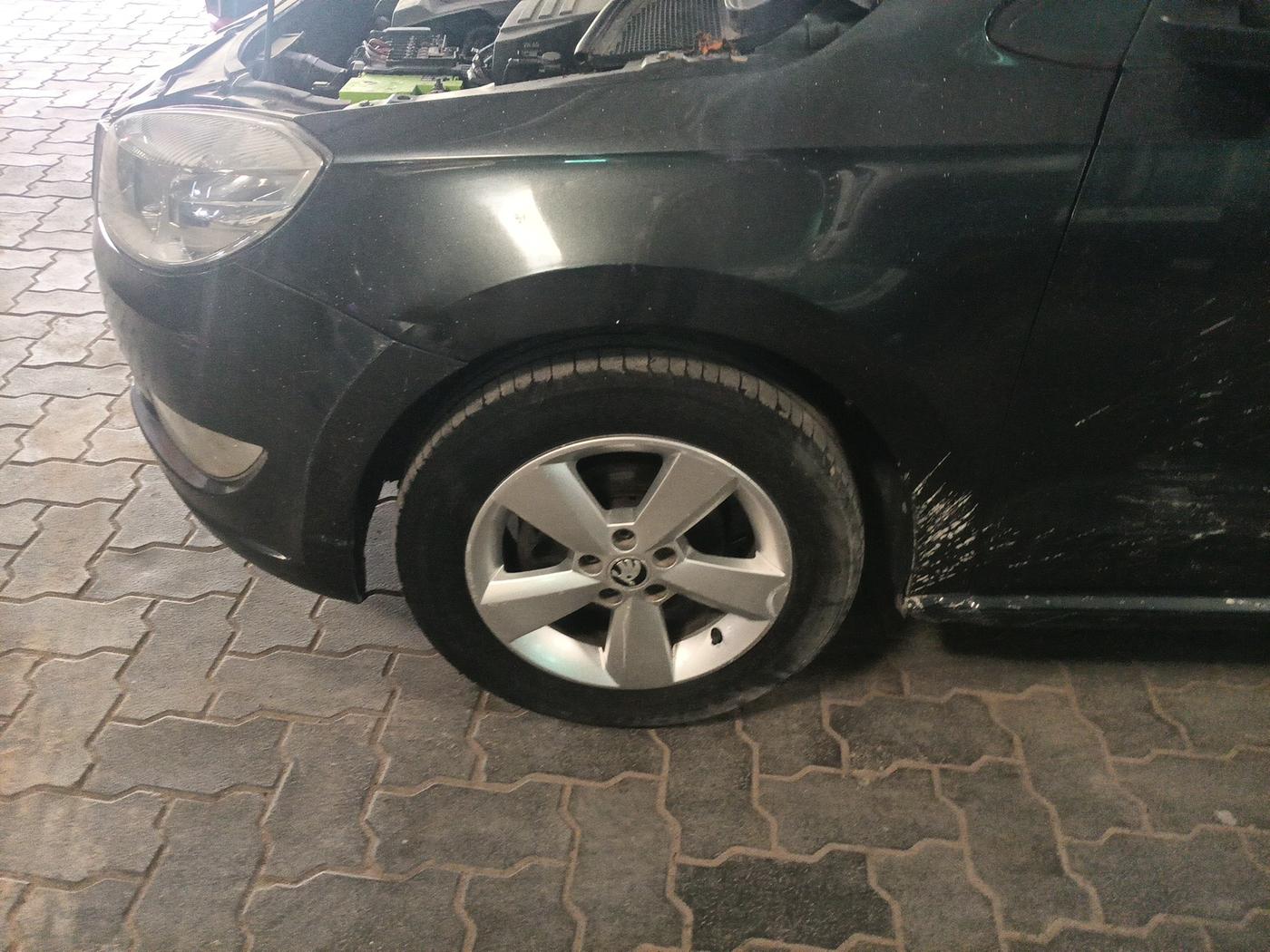 2015 Skoda Rapid 1.5 TDI CR ELEGANCE AT, Diesel, Automatic, 2,84,833 km, tyre