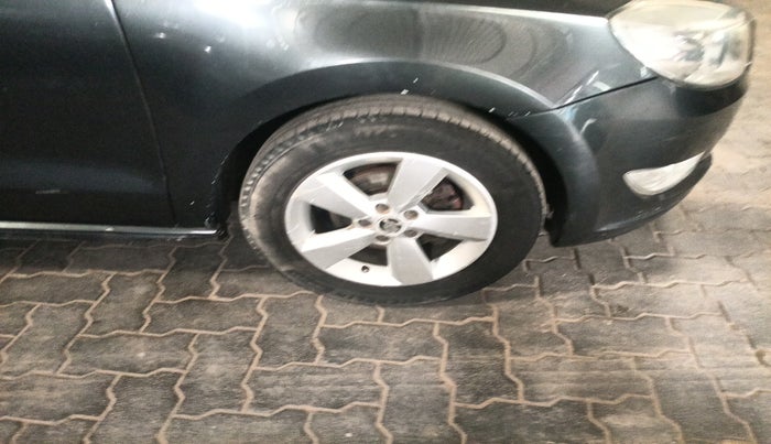 2015 Skoda Rapid 1.5 TDI CR ELEGANCE AT, Diesel, Automatic, 2,84,831 km, tyre