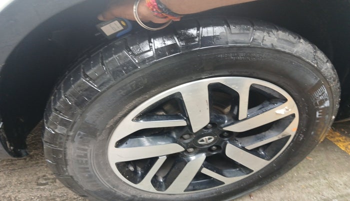 2020 Tata Harrier XZA PLUS 2.0L, Diesel, Automatic, 1,18,655 km, tyre
