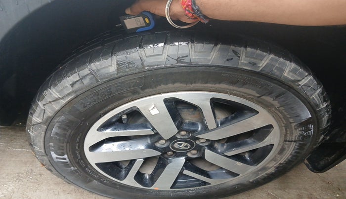2020 Tata Harrier XZA PLUS 2.0L, Diesel, Automatic, 1,18,655 km, tyre