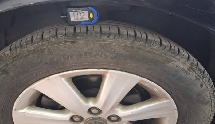 2011 Toyota Corolla Altis GL PETROL, Petrol, Manual, 1,41,951 km, tyre