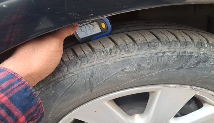 2011 Toyota Corolla Altis GL PETROL, Petrol, Manual, 1,41,951 km, tyre