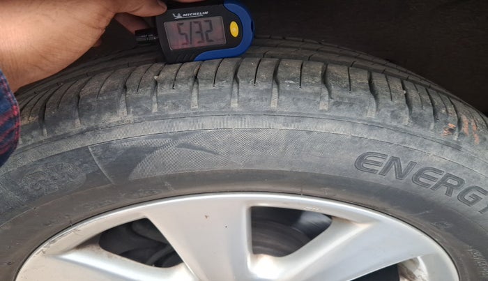 2011 Toyota Corolla Altis GL PETROL, Petrol, Manual, 1,41,951 km, tyre