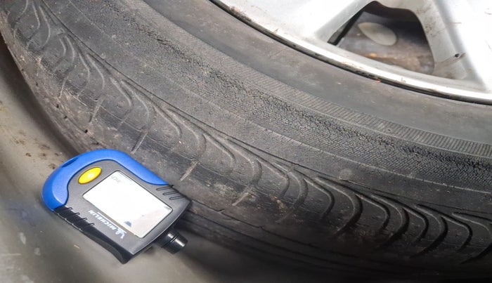 2011 Toyota Corolla Altis GL PETROL, Petrol, Manual, 1,41,951 km, tyre