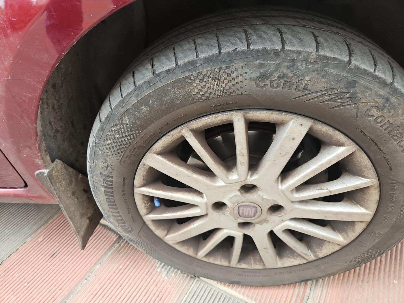 2011 Fiat Linea EMOTION PK 1.3 MJD, Diesel, Manual, 1,10,326 km, tyre