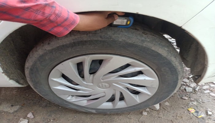 2016 Maruti Ertiga VXI CNG, Petrol, Manual, 2,57,166 km, tyre