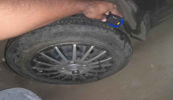 2015 Maruti Wagon R 1.0 LXI CNG, Petrol, Manual, 2,71,583 km, tyre