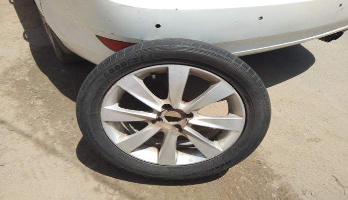 2011 Hyundai Verna FLUIDIC 1.6 CRDI SX, Diesel, Manual, 2,27,587 km, tyre
