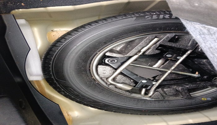 2020 Tata ALTROZ XE PETROL, Petrol, Manual, 16,154 km, tyre