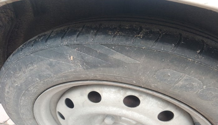 2010 Maruti Swift LXI, Petrol, Manual, 2,07,506 km, tyre