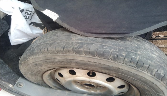 2010 Maruti Swift LXI, Petrol, Manual, 2,07,506 km, tyre
