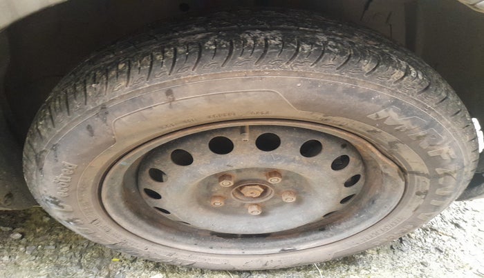 2015 Maruti Ertiga VXI CNG, Petrol, Manual, 95,927 km, tyre