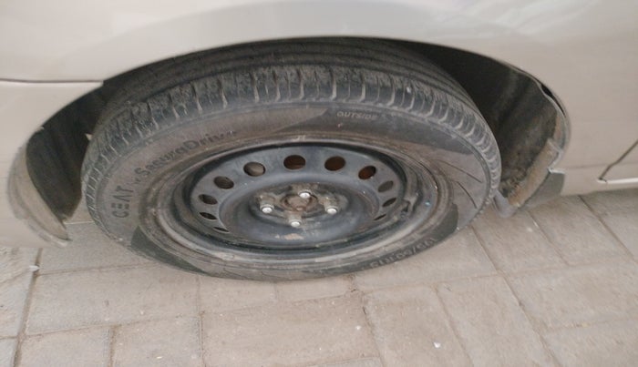2007 Toyota Corolla H1 J 1.8, Petrol, Manual, 1,48,187 km, tyre