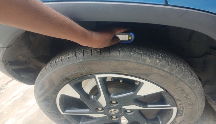 2022 Tata PUNCH CREATIVE  1.2 RTN DUAL TONE, Petrol, Manual, 25,567 km, tyre