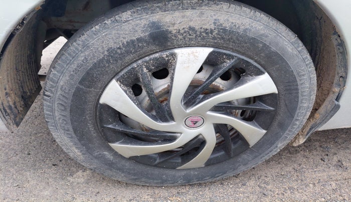 2013 Hyundai Eon ERA +, Petrol, Manual, 60,673 km, tyre