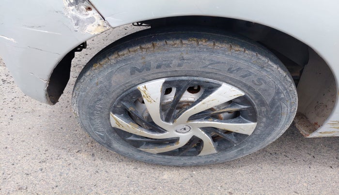 2013 Hyundai Eon ERA +, Petrol, Manual, 60,673 km, tyre