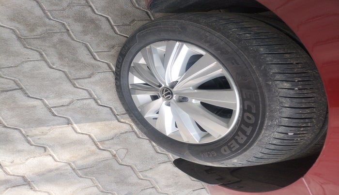 2024 Volkswagen VIRTUS HIGHLINE TSI 1.0 MT, Petrol, Manual, 21,829 km, tyre