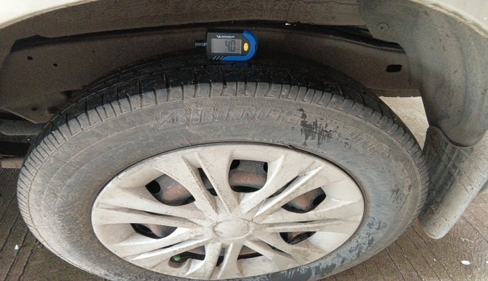 2012 Toyota Innova GX 2.5 8 STR, Diesel, Manual, 1,76,791 km, tyre