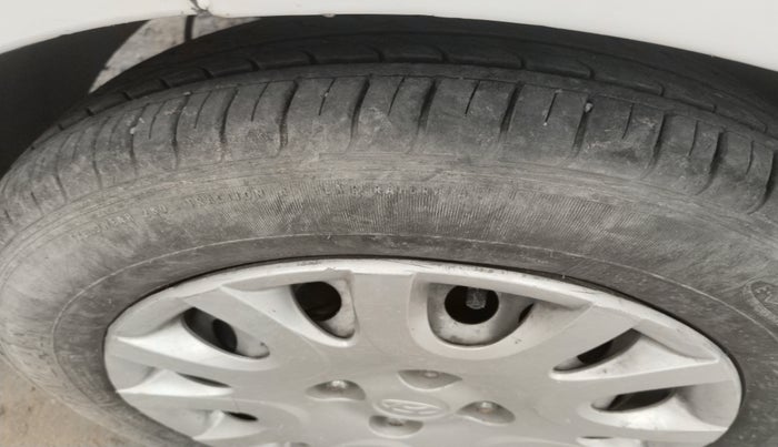 2017 Hyundai Xcent E, Petrol, Manual, 1,55,627 km, tyre